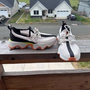 Sorel Kinetic Sneaker size 7.5. White orange and black